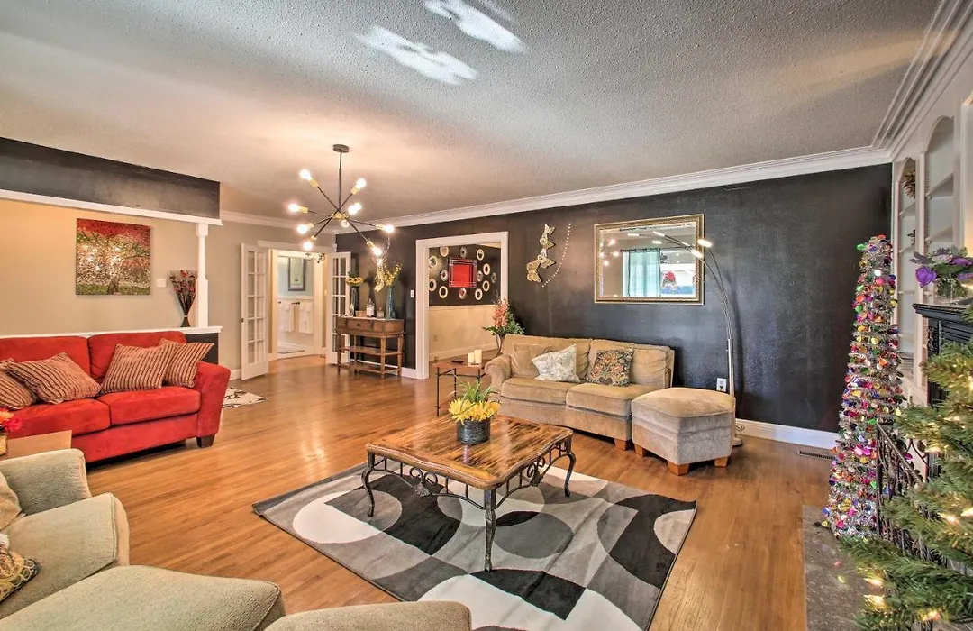 Hot Springs Home: Walk To Oaklawn!-1