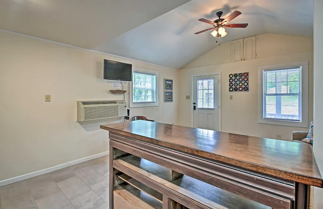 Near Nat'L Park: 'Hollywood Park' Hot Springs Home-1