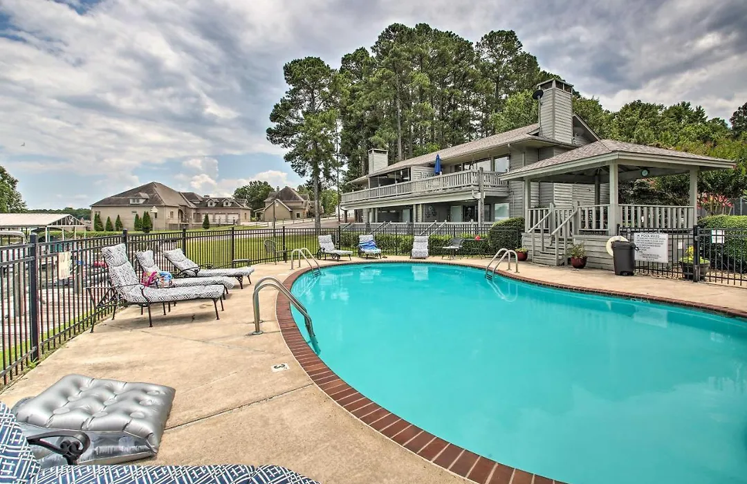 Balcony & Lake Access: Hot Springs Getaway!-1