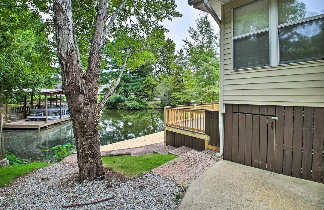 2-Tier Deck & Boat Parking: Lake Hamilton Home-1