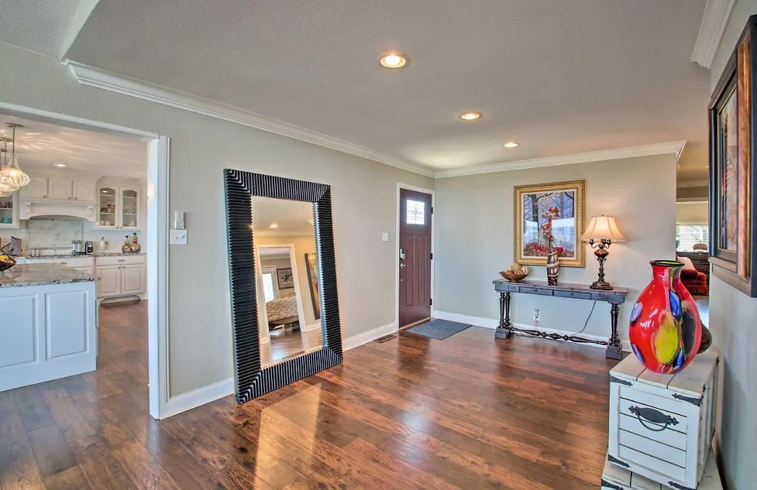 Luxe Home With Deck Mins To Lake And Natl Park!-1