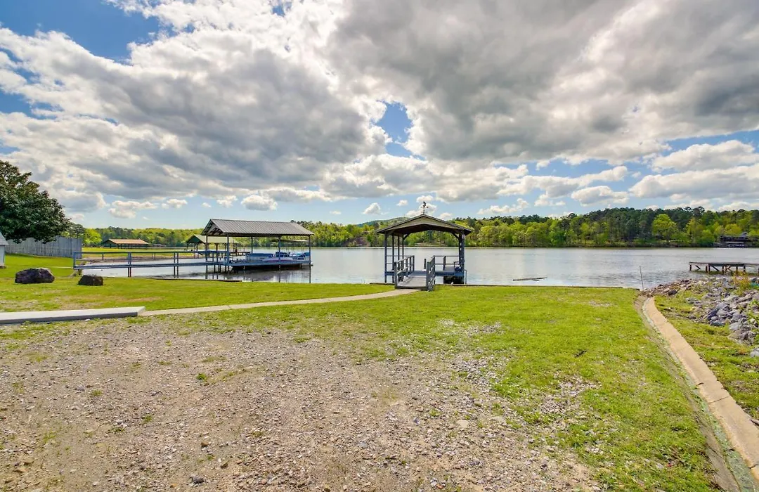 Stunning Lake Hamilton Getaway W/ Hot Tub!-1