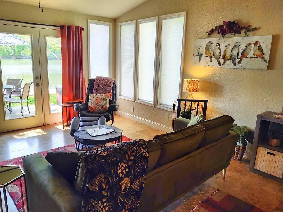 Spacious Lakeside Country Getaway!-1