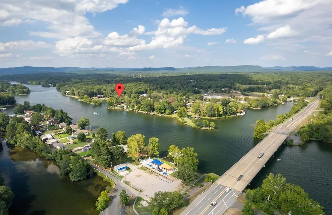 Stunning Luxury Lakefront Lodge! 8 Brs! Sleeps 32!-1