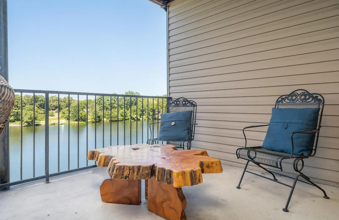 Ember'S View, Spa City Jewel- Lovely Lake Condo-1