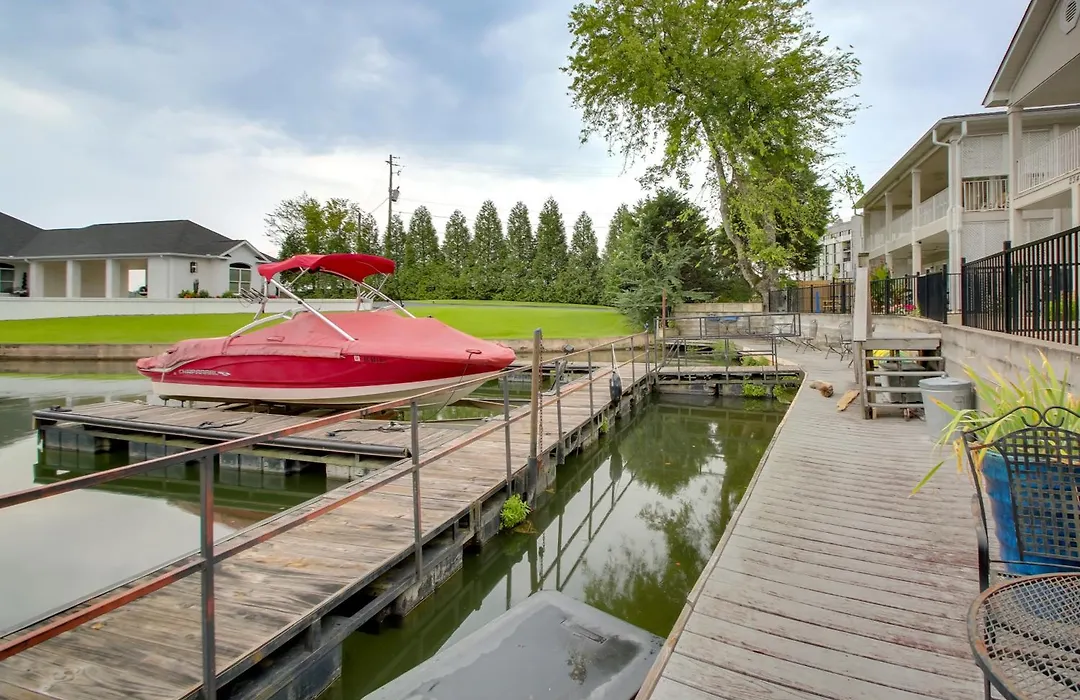 Lakefront Hot Springs Condo W/ Dock Access & Views-1