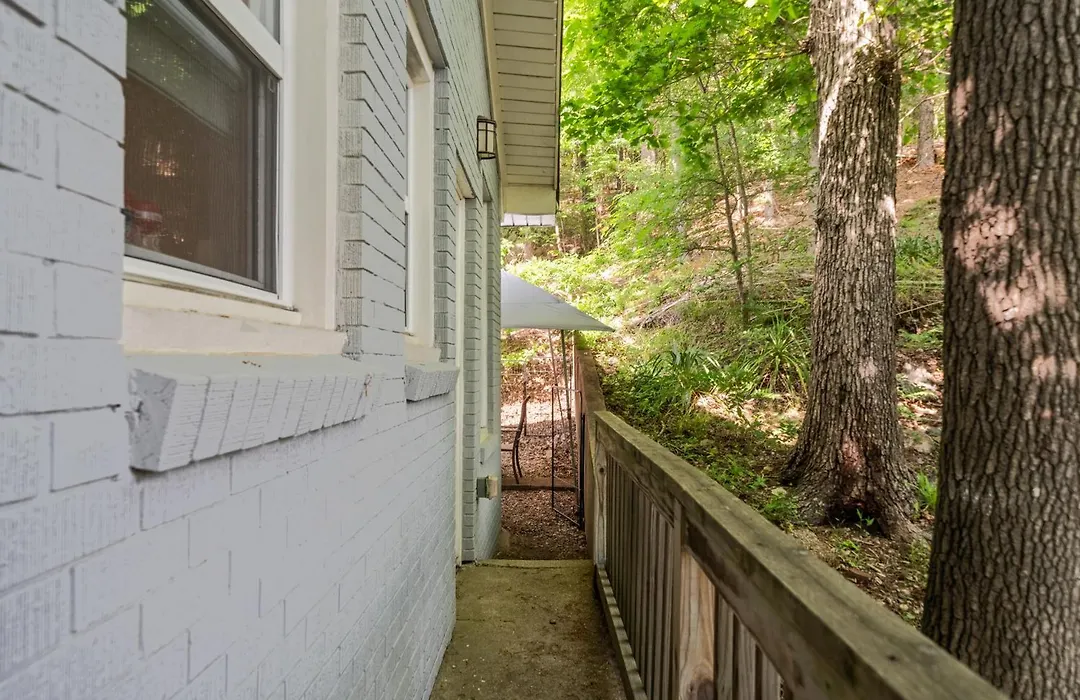 Spring Bungalow - A Cozy Getaway In Downtown Hot Springs!-1