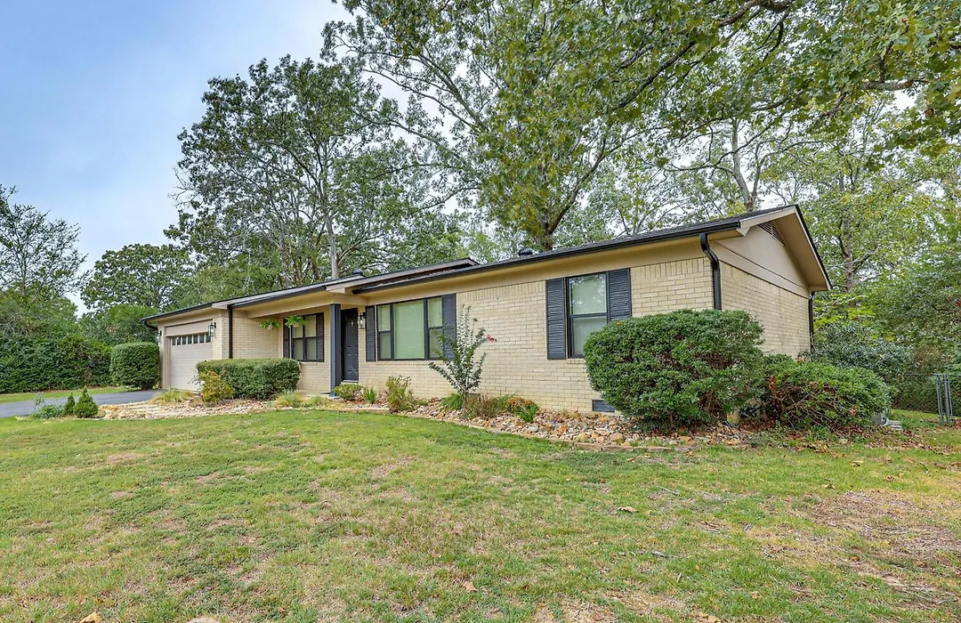 Sunroom & Yard: Charming Hot Springs Home!-1