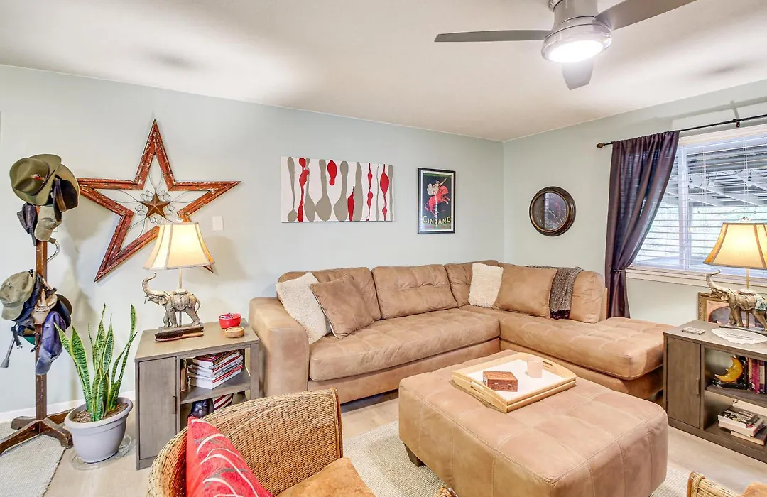 Walk To Bathhouse Row: Dog-Friendly Home!-1
