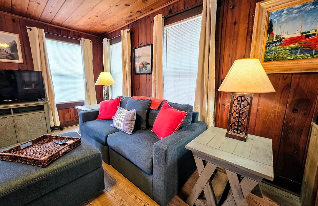#04-Adorable Large 1 Bedroom Lakeside Cottage- Pet Friendly-1