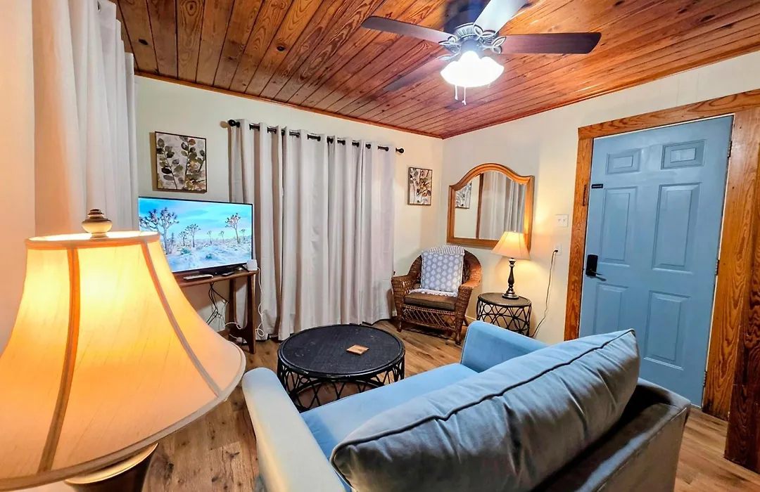 #07 - Lakeview One Bedroom Cottage-Pet Friendly-1