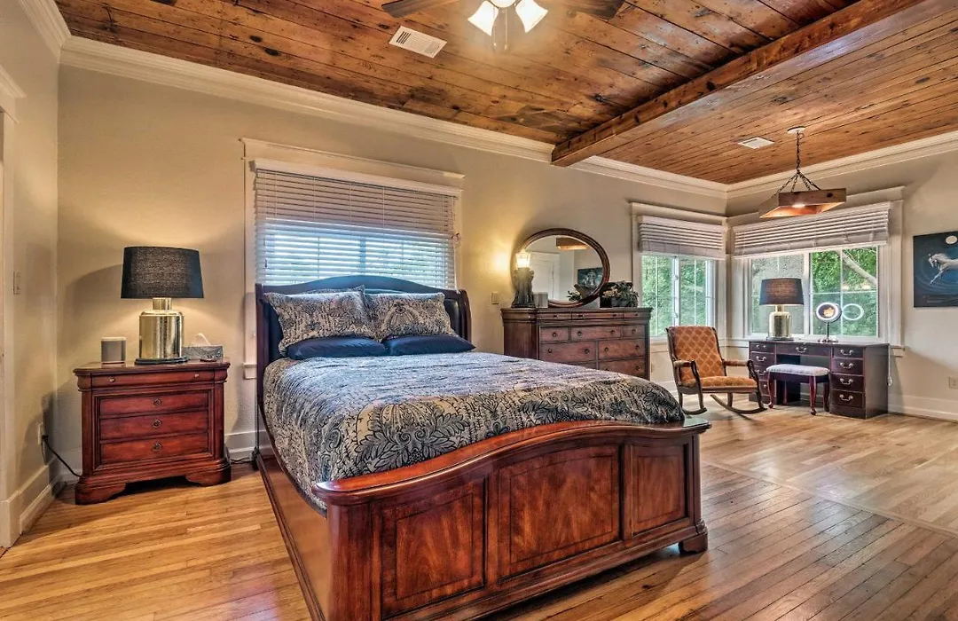 Spacious & Updated 1920'S Hsnp Craftsmen Home-1