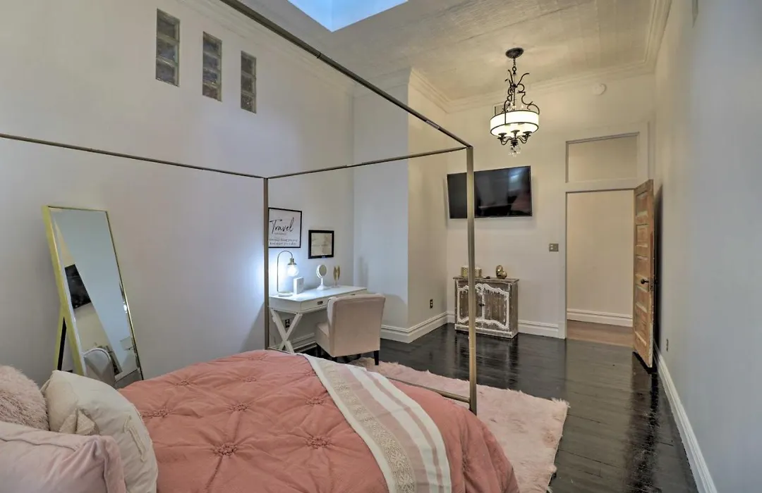 Spacious Downtown Condo - 1 Block To Bathhouse Row-1