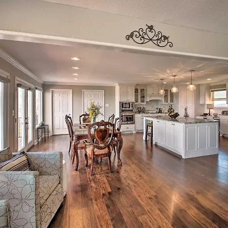 Luxe Home With Deck Mins To Lake And Natl Park!-3