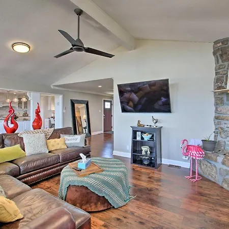 Luxe Home With Deck Mins To Lake And Natl Park!-2