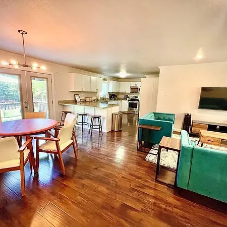 Cozy, 4 Bedroom 2 Bath House With Fenced Yard-3