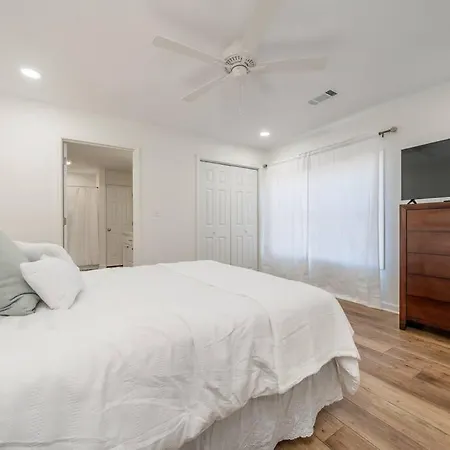 4Br Beautiful And Spacious Lakehouse-3