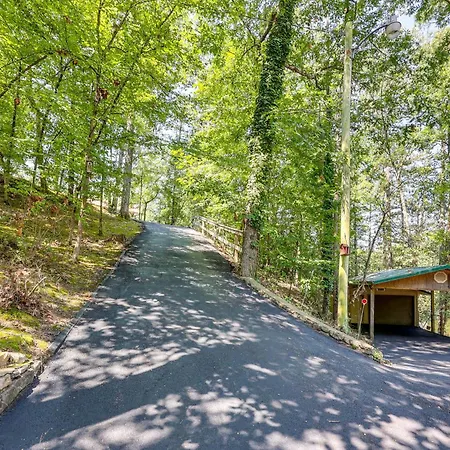 Serene Lake Hamilton Hideaway W/ Private Dock-3