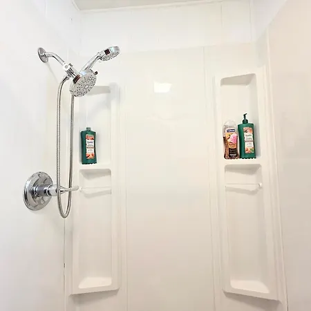 #04-Adorable Large 1 Bedroom Lakeside Cottage- Pet Friendly-3