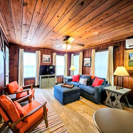#04-Adorable Large 1 Bedroom Lakeside Cottage- Pet Friendly-2