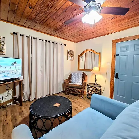 #07 - Lakeview One Bedroom Cottage-Pet Friendly-3