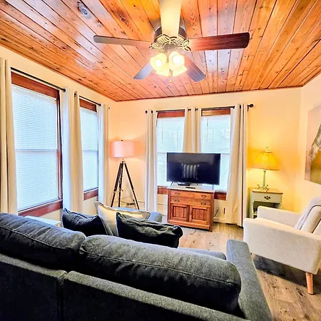 #08 - One Bedroom Lakeview Cottage-Pet Friendly-3