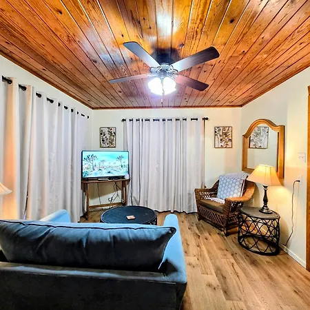 #07 - Lakeview One Bedroom Cottage-Pet Friendly-2