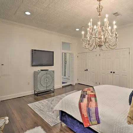Spacious Downtown Condo - 1 Block To Bathhouse Row-2